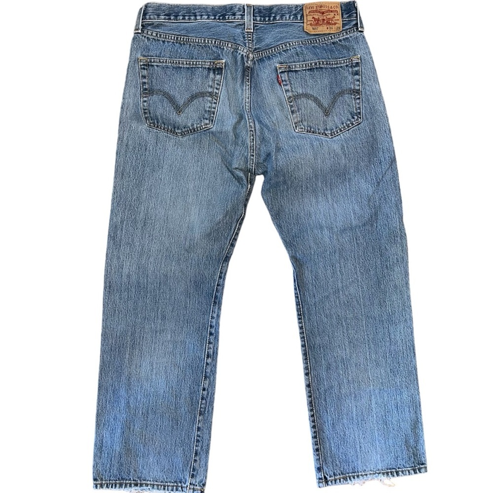 Levi’s 501 Jeans Light Wash Denim Size 36x29 Worn In Distressed 100% Cotton - Picture 2 of 5